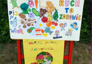 Na zdjęciu widoczne są prace plastyczne, na których dzieci wspólnie z rodzicami zilustrowały zasady zdrowego odżywiania. Talerze zostały podzielone na porcje warzyw, owoców i produktów pełnoziarnistych. Obok pojawiają się również rysunki wody jako zdrowego napoju.