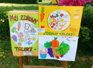 Plakat informuje o konkursie organizowanym przez Publiczne Przedszkole nr 2 „Tęczowe Przedszkole” w Zduńskiej Woli. Na jasnym tle z zielonymi elementami dekoracyjnymi znajduje się duży napis