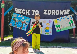 chłopiec recytuje wiersz