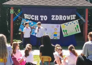 dzieci recytują wiersz