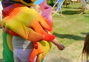 maskotka kolorowa papuga