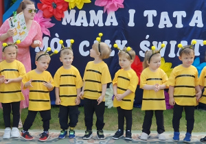a zdjęciu widoczny jest moment występu dzieci na scenie festynu rodzinnego.