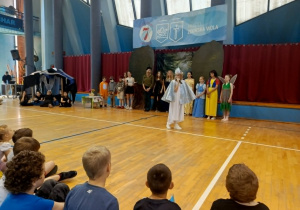 Scena jest przygotowana do przedstawienia – w tle znajdują się elementy dekoracji związane z tematyką spektaklu. Atmosfera jest spokojna i sprzyjająca odbiorowi treści edukacyjnych, które dotyczą higieny i dbania o zdrowie.
