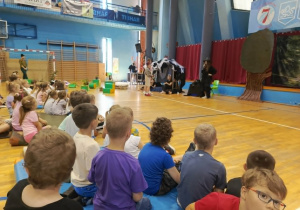 Dzieci z przedszkola uczestniczyły w edukacyjnym przedstawieniu teatralnym „Czarownica Higienica”, które odbyło się w sali szkolnej.
