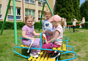 Na zdjęciu widoczne są dzieci bawiące się na placu zabaw w ogrodzie dydaktycznym.