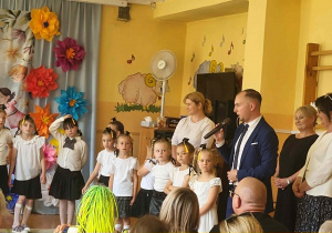 Podczas uroczystego zakończenia roku pan dyrektor wygłasza przemówienie do dzieci, rodziców i pracowników przedszkola.