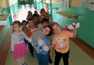Dzieci wracają do sali przedszkolnej po zabawie w ogrodzie.