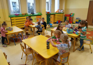 Dzieci podczas porannych zabaw przy stolikach rozwijają relacje z rówieśnikami, kreatywność i samodzielność.
