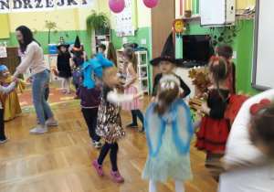 dzieci tańczą do muzyki