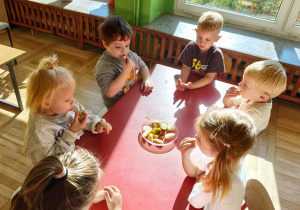 Jesienna degustacja jabłek stała się okazją do poznawania owoców za pomocą smaku i zapachu.