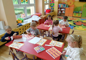 Małe ręce, wielka praca – skupienie przy stolikach i tworzenie własnej jesiennej opowieści.