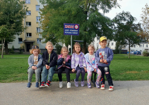 Czas na odpoczynek – po spacerze chwila wytchnienia na ławce na osiedlowym placu zabaw.