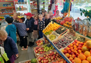 wspólnie oglądamy warzywa i zastanawiamy się, co znajdzie się w naszym koszyku