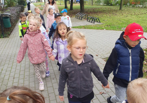 Spacerujemy i obserwujemy – dzieci przemierzają osiedlowe alejki, wypatrując jesiennych oznak.
