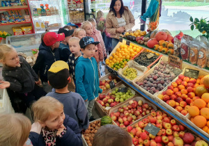Małe zakupy – wybieramy ziemniaki i pietruszkę, które zabierzemy ze sobą do przedszkola.