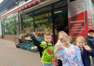 W drodze powrotnej – jeszcze kilka kroków i wracamy do naszego przedszkolnego ogrodu.