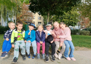 Odpoczywamy na świeżym powietrzu – spokojna chwila na osiedlowym placu zabaw.