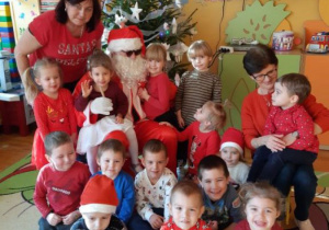 dzieci z gupy II ze swoimi paniami na wspólnym zdjęciu z Mikołajem