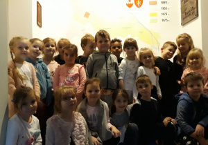 wnętrze muzeum historii miasta Zduńska Wola, dzieci pozują do zdjęcia