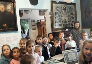 dzieci z wizytą w muzeum historii miasta Zduńska Wola oglądają eksponaty