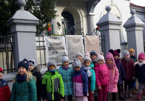dzieci stoją przed bramą Muzeum Historii miasta Zduńska Wola