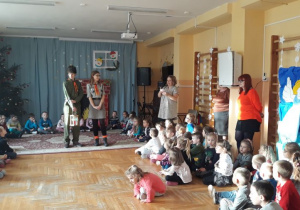 dzieci na spotkaniu z harcerzami w przedszkolnej sali gimnastycznej