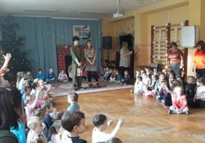 dzieci śpiewają kolędę na sali gimnastycznej