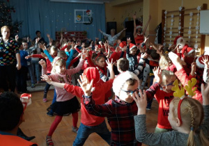 Dzieci wykonują wspólny taniec dla Mikołaja