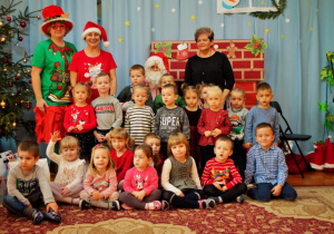 Mikołaj, Elf, dzieci z najmłodszej grupy ze swoimi paniami pozują do zdjęcia