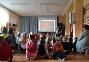 przedszkolaki oglądają prezentację multimedialna dotyczącą smogu