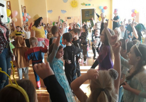 wspólna zabawa karnawałowa na przedszkolnej sali gimnastycznej