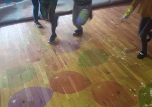 dzieci zbijają balony, zabawa na dywanie interaktywnym