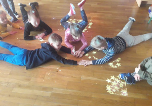 dzieci leżą na podłodze, zabawa interaktywna