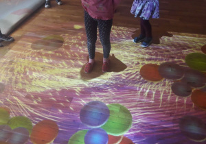 zabawa z balonami na dywanie interaktywnym