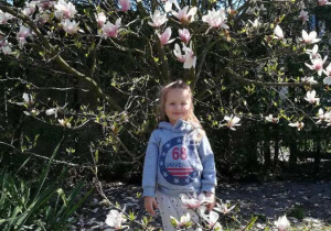 dziewczynka na tle kwitnącego drzewa