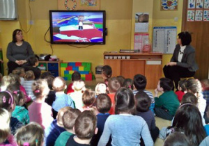 przedszkolaki oglądają film edukacyjny