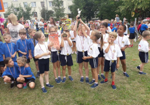  wygrana drużyna prezentuje medale i puchar