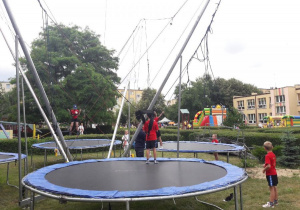 dziecko skacze na trampolinie