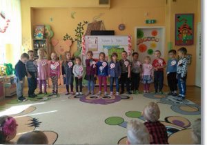 dzieci prezentują piosenkę