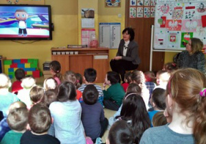 dzieci oglądają bajkę o Polsce