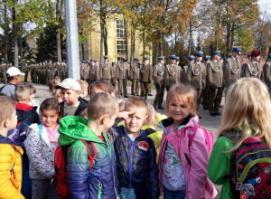 dzieci podczas przysięgi wojskowej