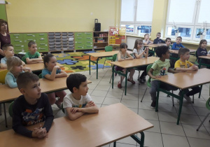 sala lekcyjna, dzieci uczestniczą w lekcji