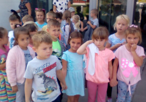dzieci stoją przed wejściem do kina