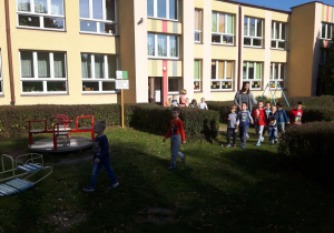 dzieci opuszcają budynek przedszkola