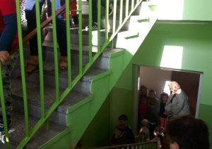 dzieci schodzą po schodach