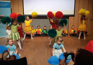 dzieci z grupy VI prezentują taniec z pomponami