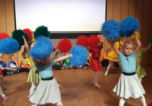 dzieci z grupy VI prezentują taniec z pomponami
