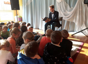 Młodzi radni czytają przedszkolakom bajki