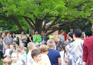 rodzice i dzieci zgromadzeni na placu przedszkolnym z okazji Dnia Dziecka