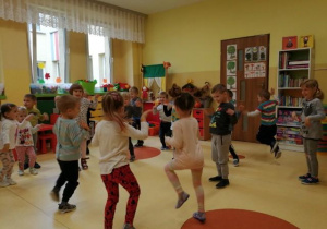 dzieci podczas wspólnego tańca
